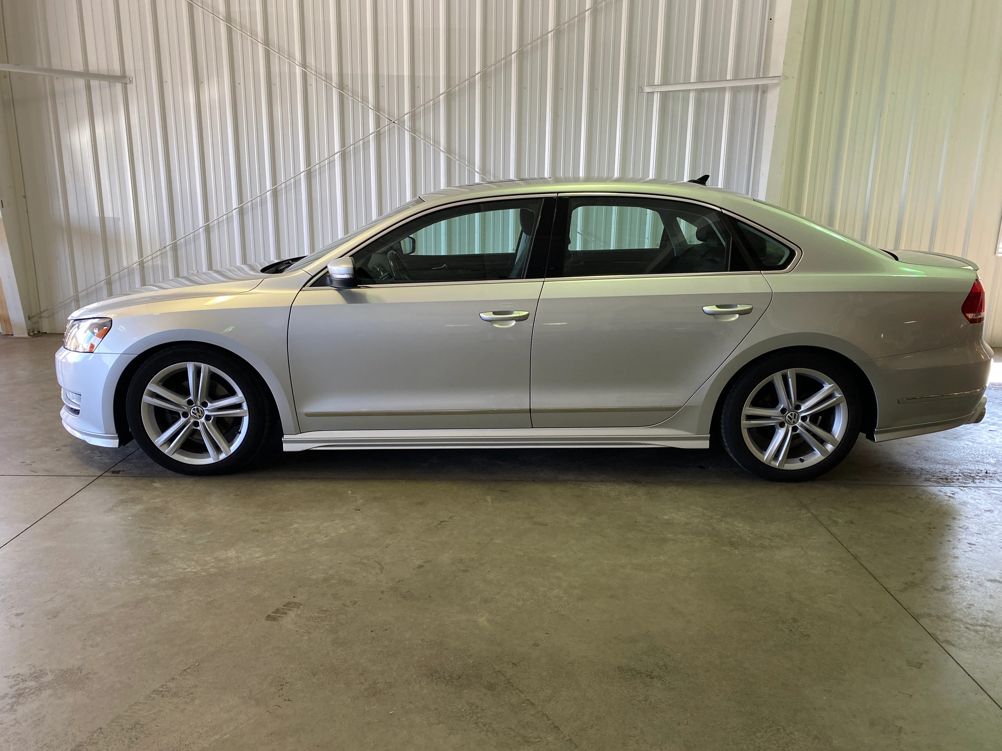2015 Volkswagen Passat SEL Premium V6 - Image 2