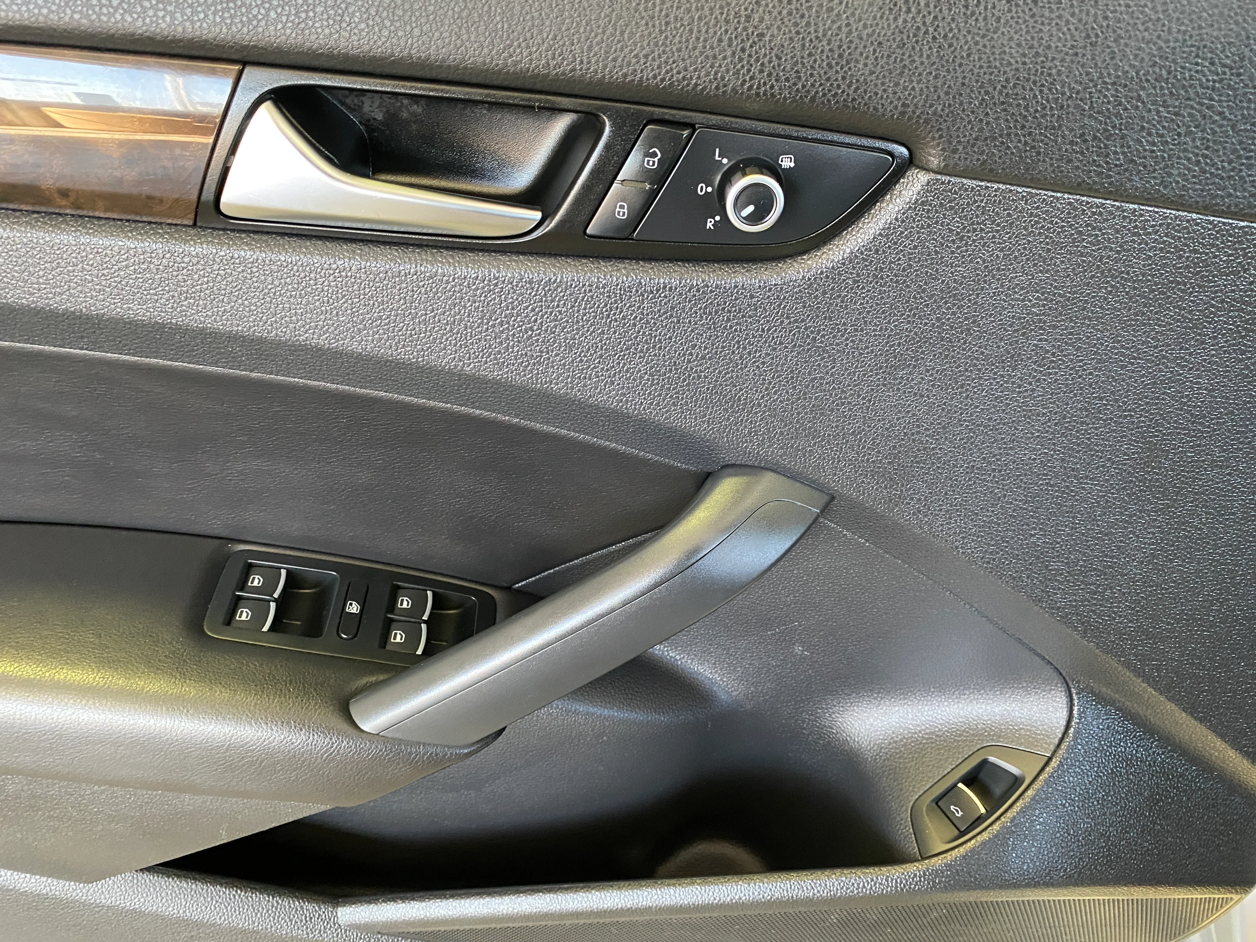 2015 Volkswagen Passat SEL Premium V6 - Image 28