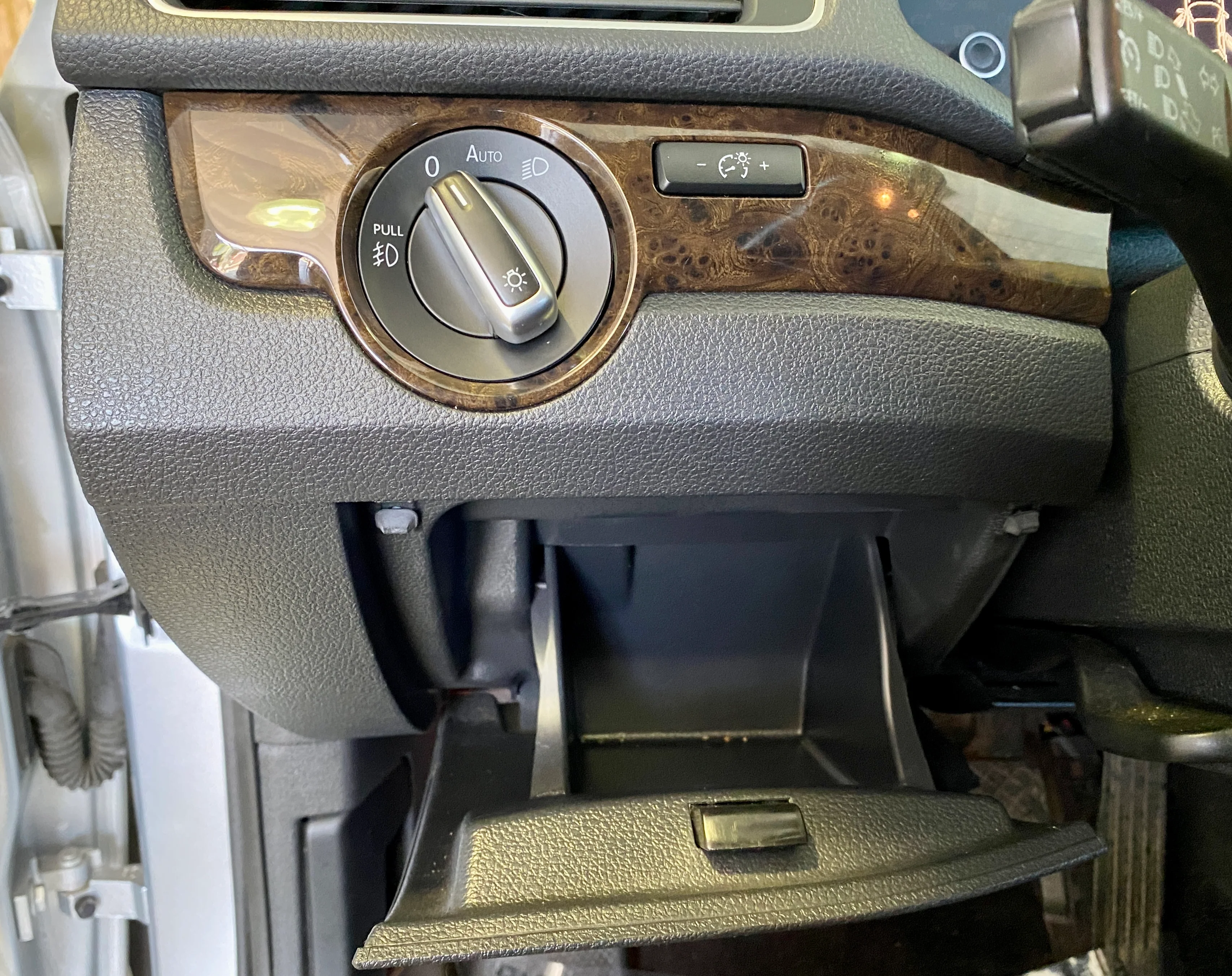 2015 Volkswagen Passat SEL Premium V6 - Image 29