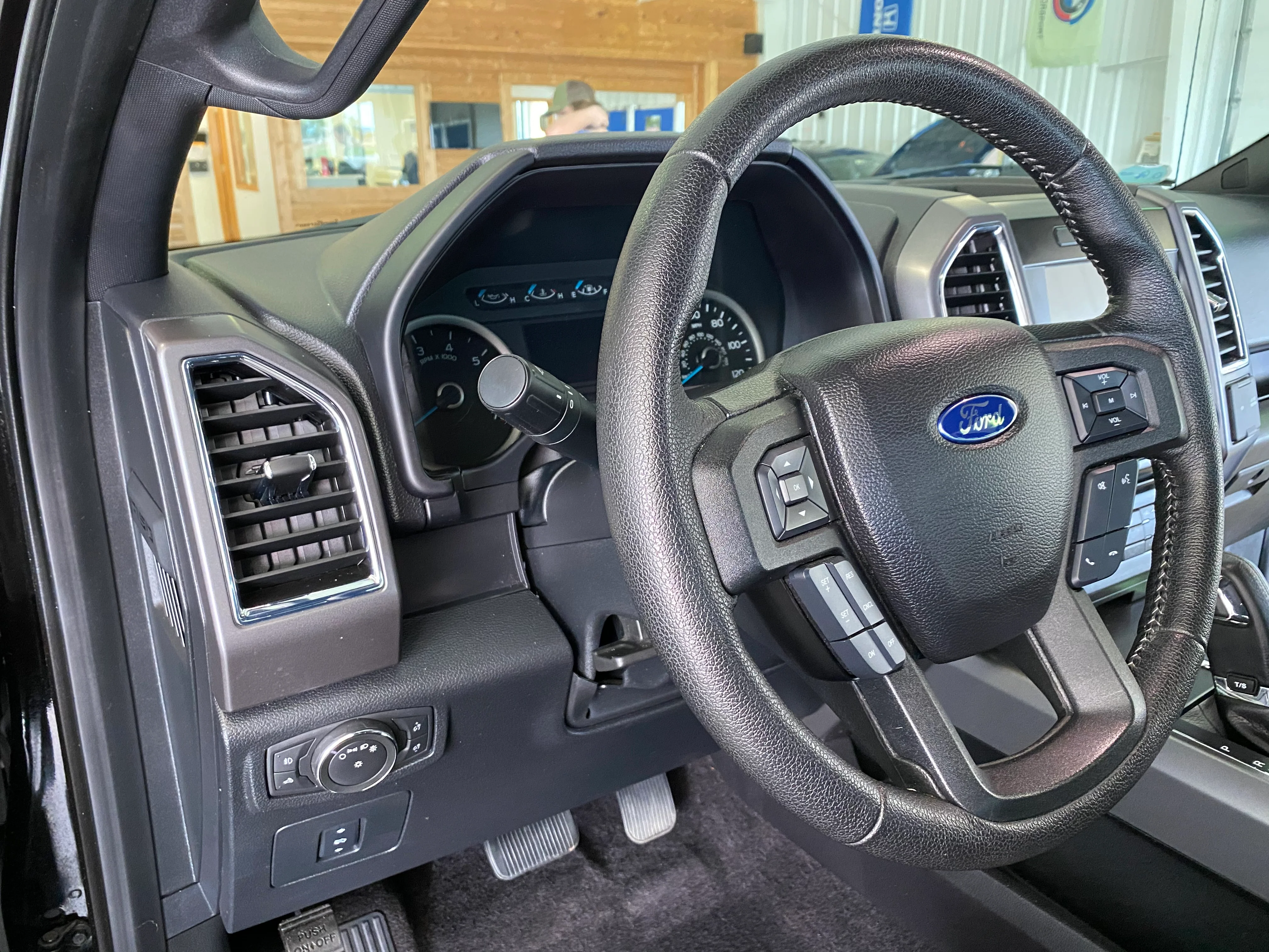 2016 Ford F-150 4WD SuperCrew XLT Sport - Image 14
