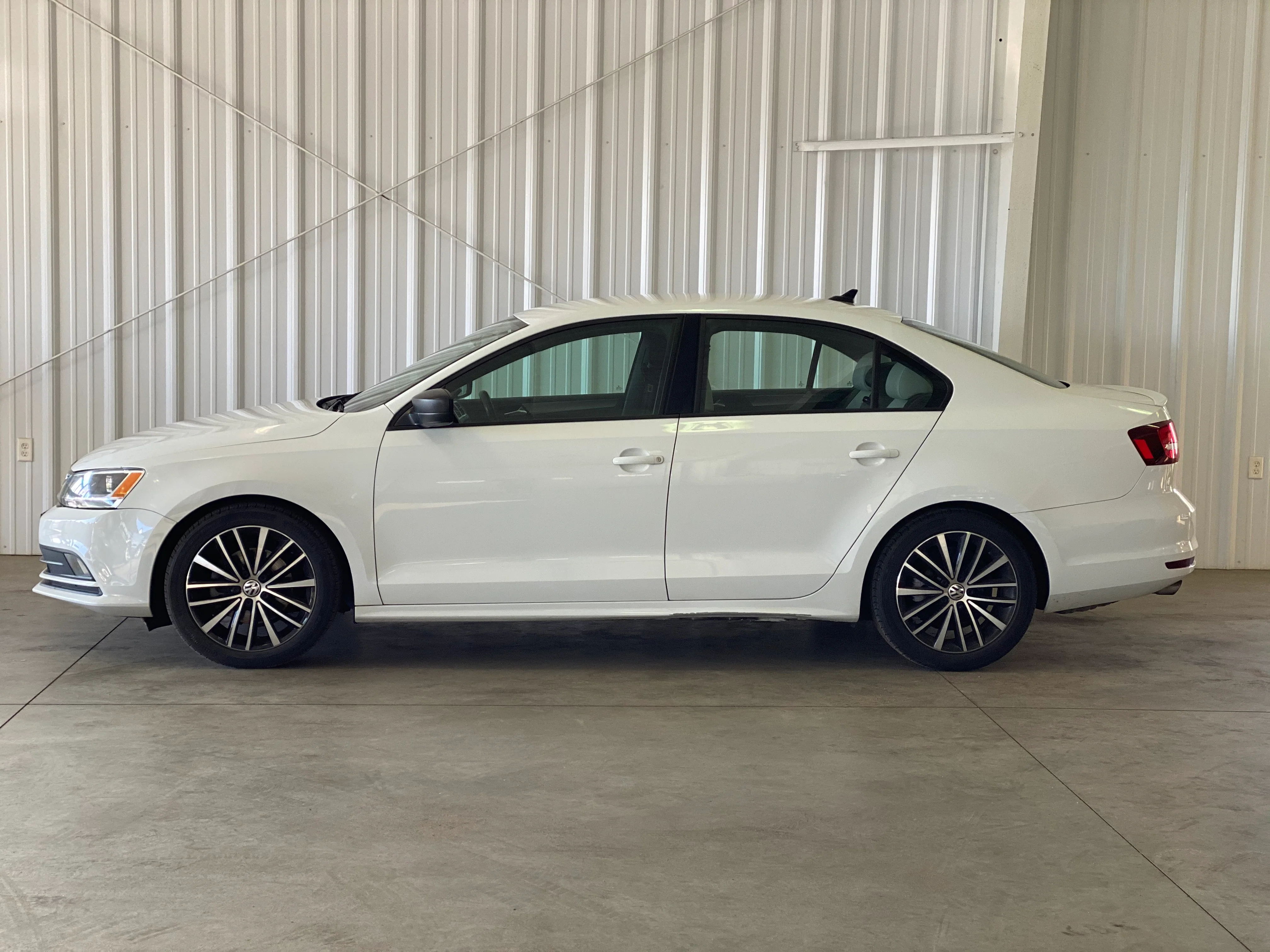 2016 Volkswagen Jetta 1.8T Sport Manual - Image 2