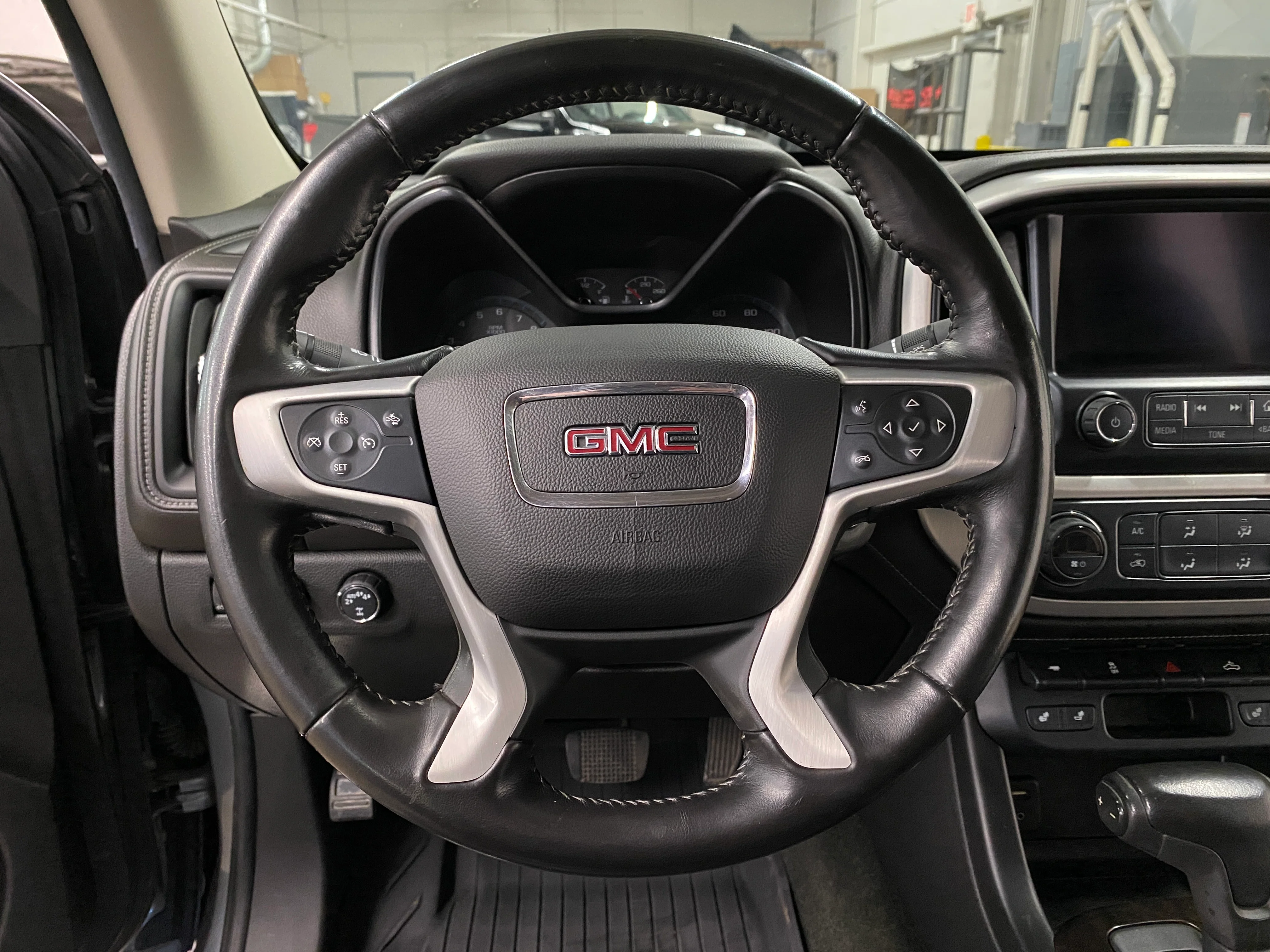 2018 GMC Canyon Crew Cab SLT 4WD - Image 20