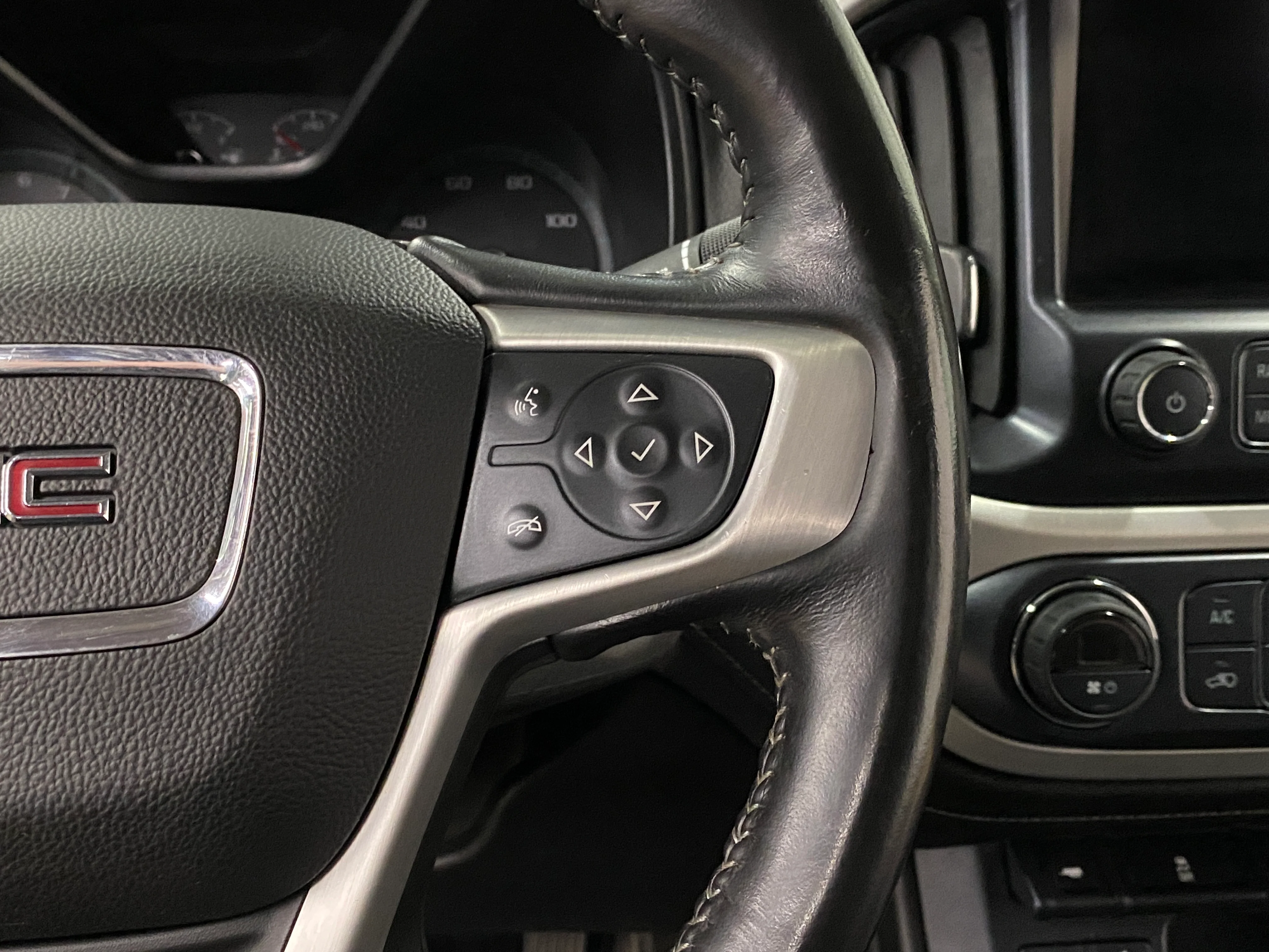 2018 GMC Canyon Crew Cab SLT 4WD - Image 22