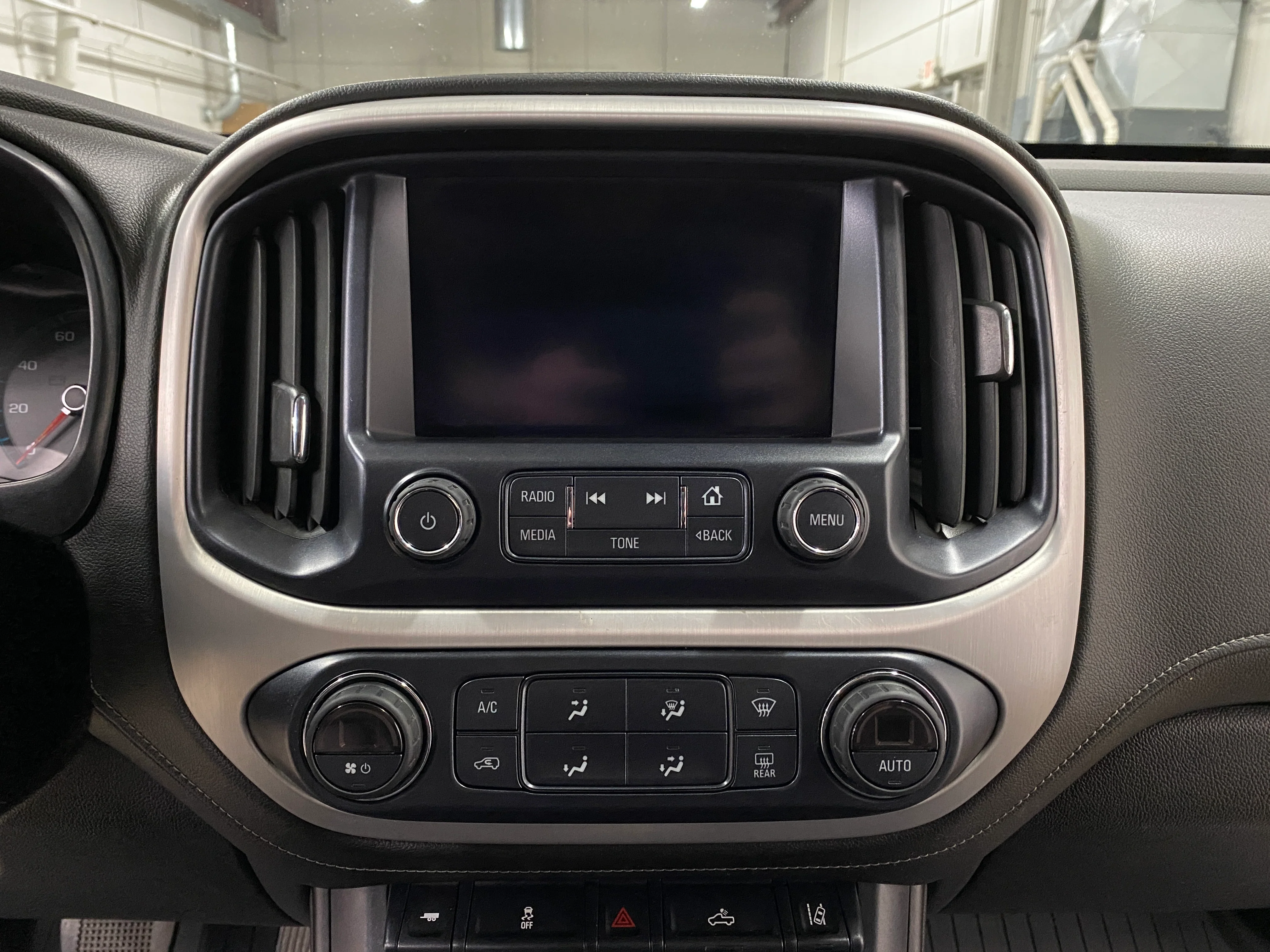 2018 GMC Canyon Crew Cab SLT 4WD - Image 23