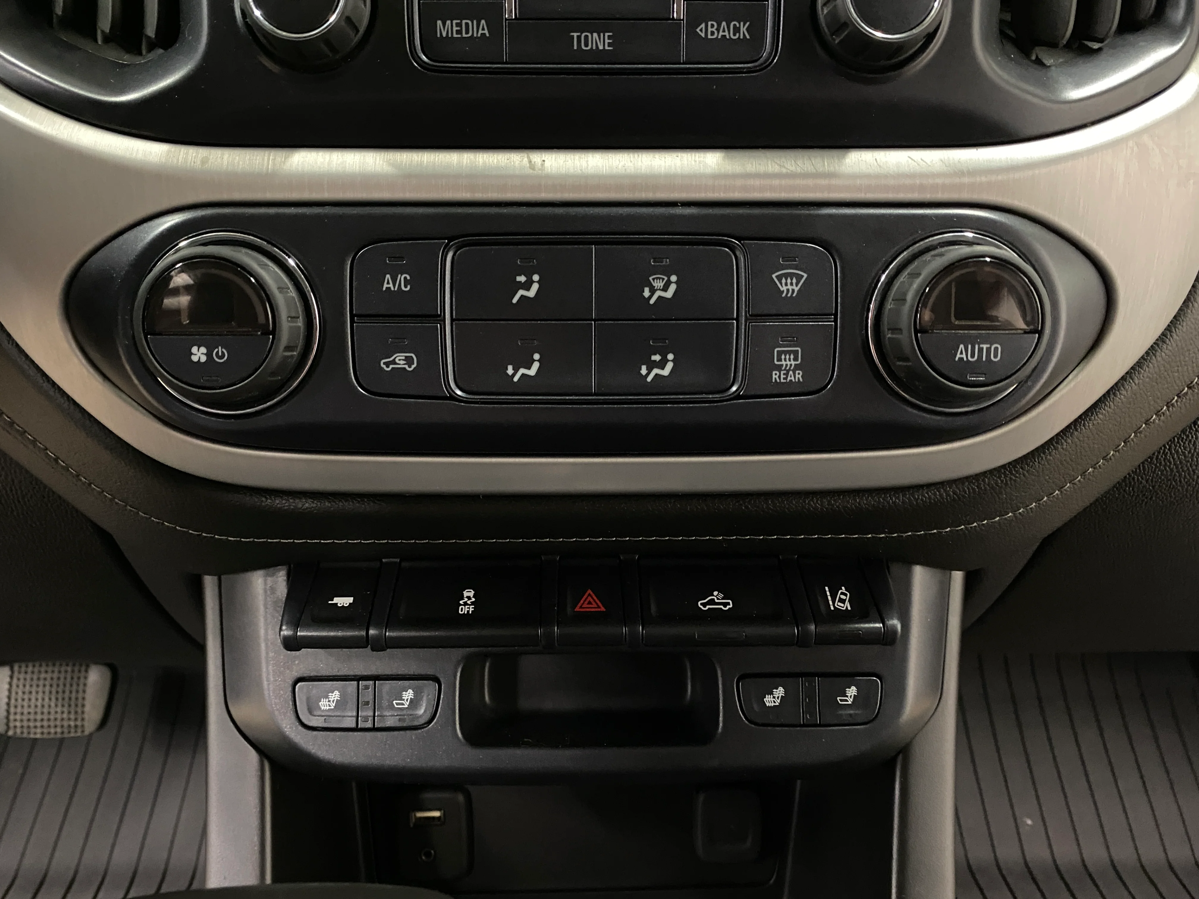 2018 GMC Canyon Crew Cab SLT 4WD - Image 27