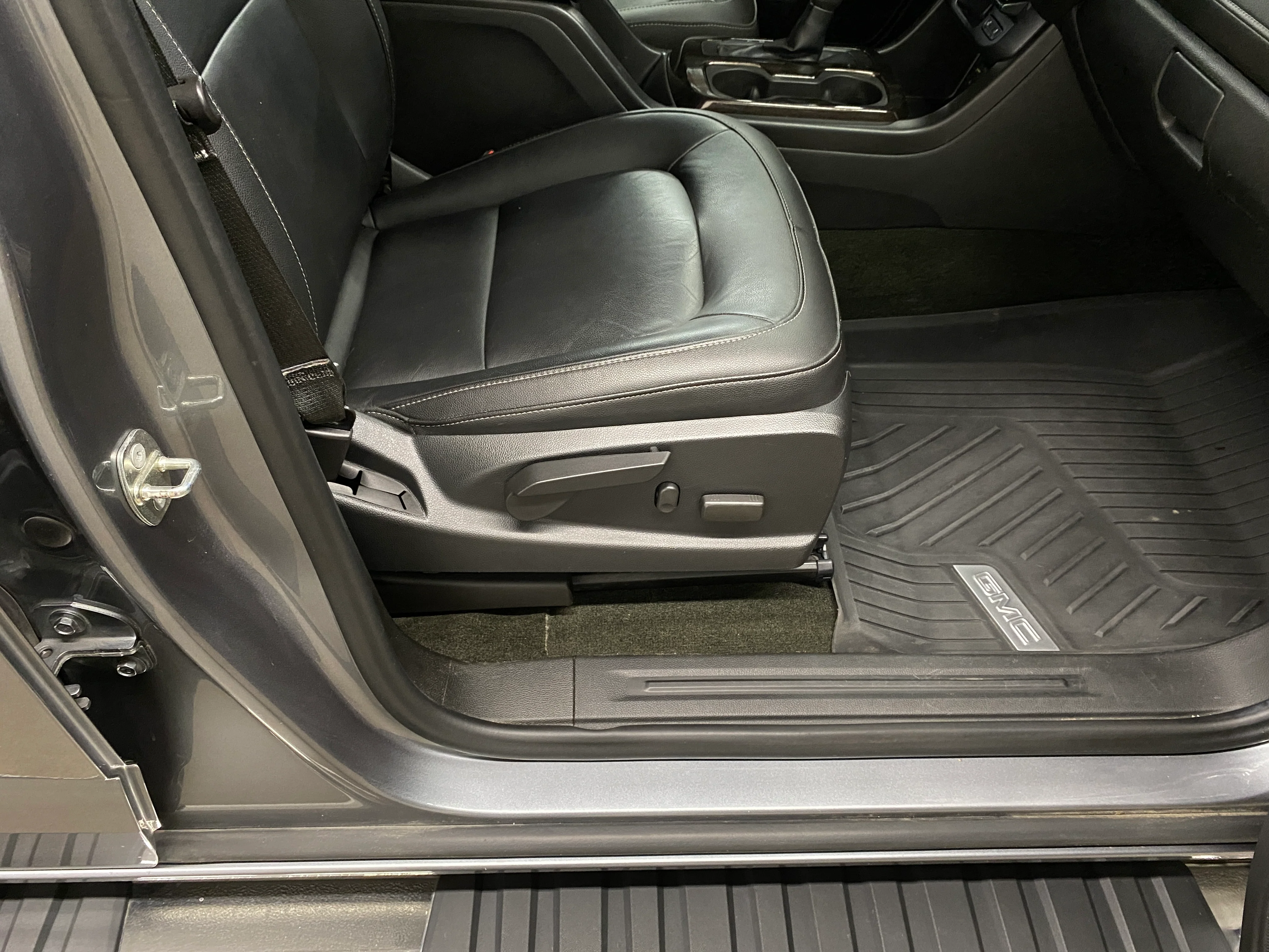 2018 GMC Canyon Crew Cab SLT 4WD - Image 59