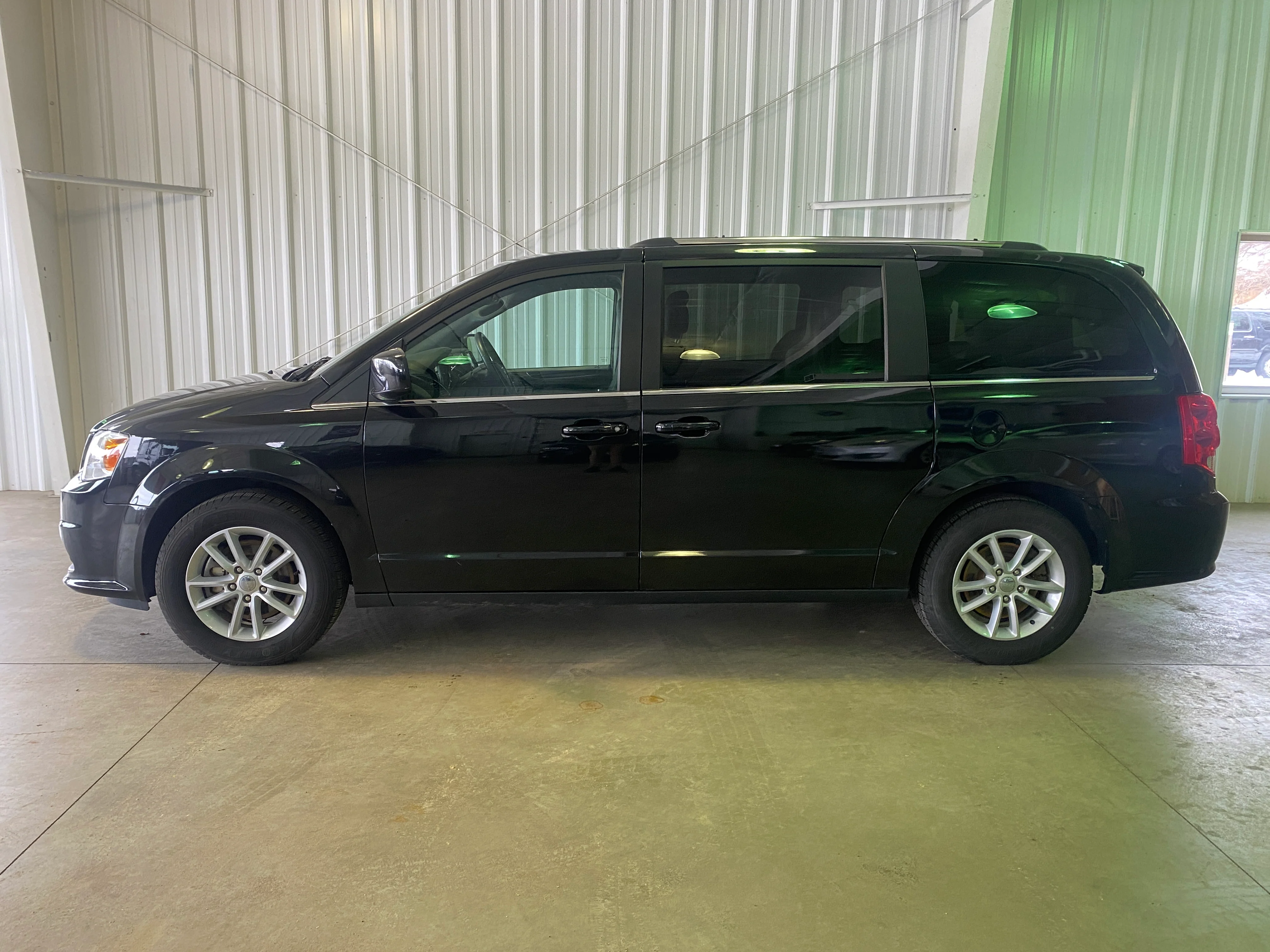 2019 Dodge Grand Caravan SXT - Image 2